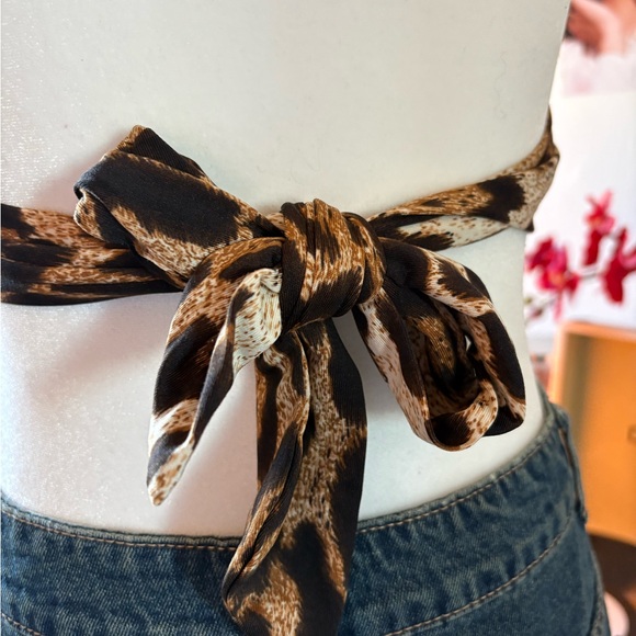 ROMWE Leopard Print Halter Crop Top - Picture 4 of 6